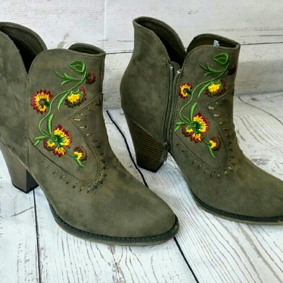 NWOT {MIA} Flower Boots - Picture 5 of 5